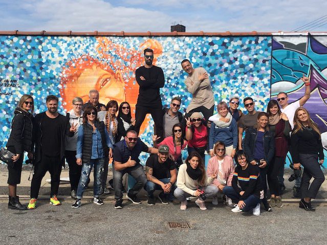 Grupo grande de turismo en español en Nueva York con arte callejera